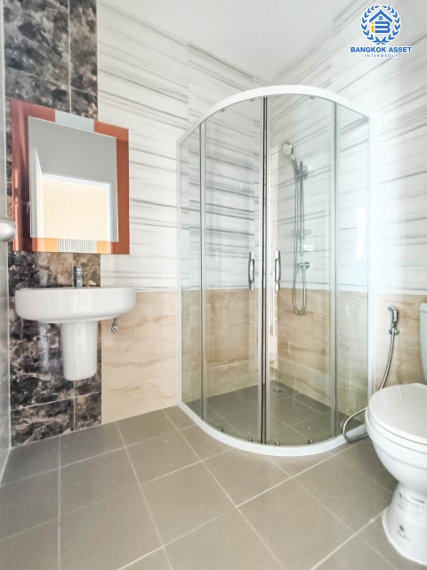 *****ทาวน์เฮ้าส์มือสองย่านกรุงเทพมหานคร ม.โกลเด้นทาวน์ วิภาวดี-แจ้งวัฒนะ เนื้อที่ 16.3 ตร.ว. ฟังก์ชัน 3 ห้องนอน 2 ห้องน้ำ 1 ที่จอดรถ บนทำเลเดินทางสะดวกสุด เพียง 15 นาทีก็ถึงรถไฟฟ้าสายสีแดง "สถานีหลักสี่" ใกล้สนามบินดอนเมือง